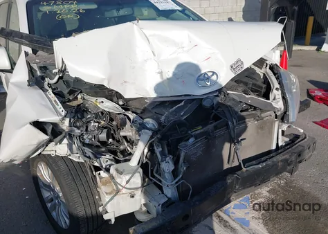 2015 Toyota Sienna Xle 8 Passenger z USA, uszkodzony, nr VIN 5TDYK3DC2FS617070